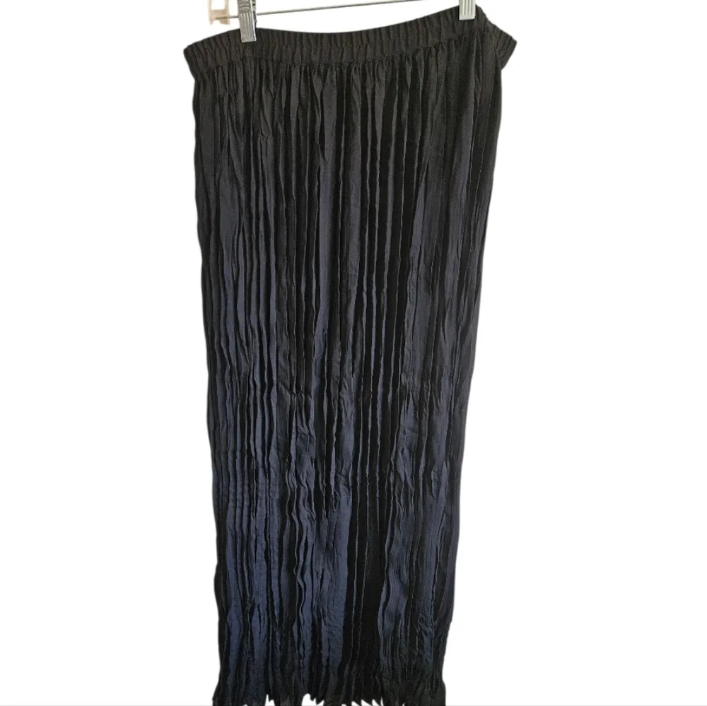 Norm Thompson Portland Oregan Elegant Black Pleated Skirt Size Large.